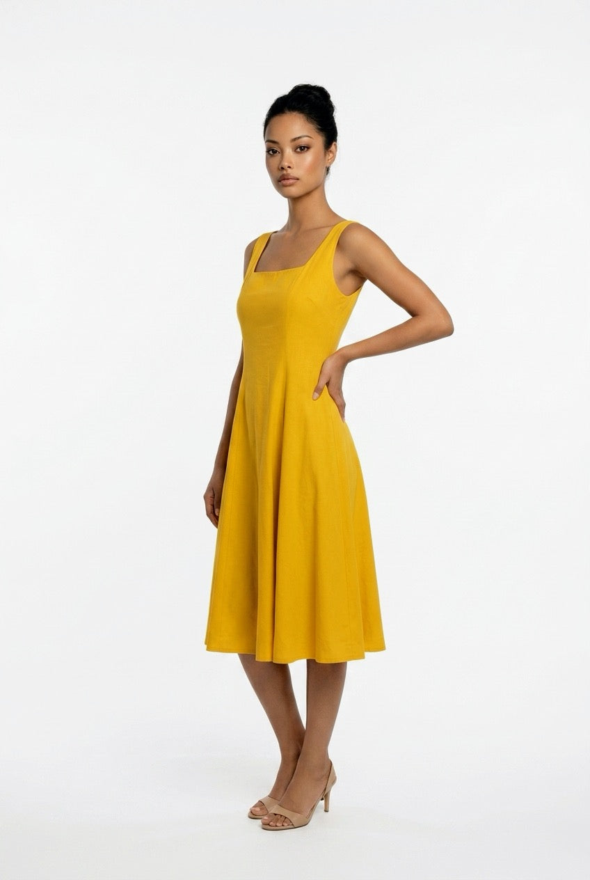 Schönes Fox Kleid MIASHY von Boutique Pepita aus leichter Stoff mit floralem Muster, Blick auf den stilvollen Schnitt und Details.