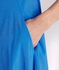 Kleid KYROBAO von Fox´s, elegantes Damenkleid mit trendigem Design, auf einem Modell getragen, in lebhaften Farben.