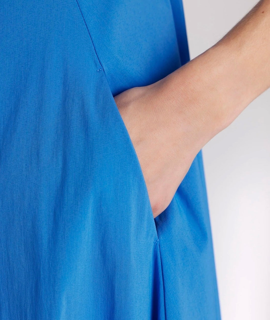 Kleid KYROBAO von Fox´s, elegantes Damenkleid mit trendigem Design, auf einem Modell getragen, in lebhaften Farben.