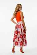 Schönes Damenkleid von Boutique Pepita, SUDIBARA, mit buntem Muster und bequemer Passform, auf weißem Hintergrund.