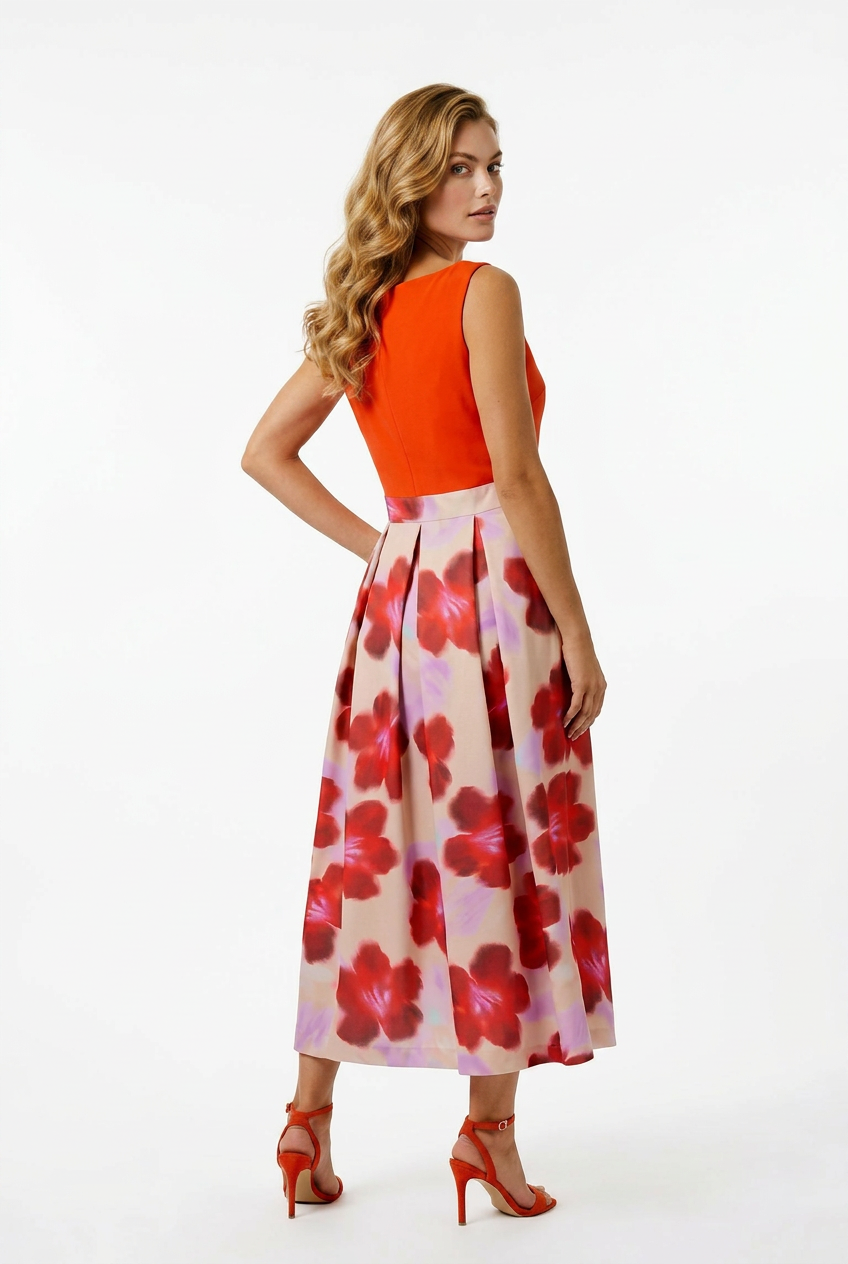 Schönes Damenkleid von Boutique Pepita, SUDIBARA, mit buntem Muster und bequemer Passform, auf weißem Hintergrund.
