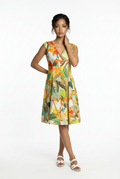 Elegantes rotes Fox Kleid UNGANA von Boutique Pepita, mit feinen Details und bequemem Schnitt, auf einem weißen Hintergrund.