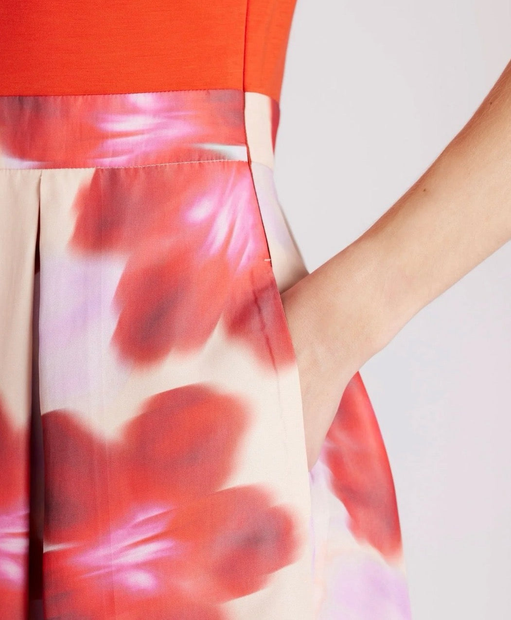 Schönes Fox Kleid SUDIBARA von Boutique Pepita mit buntem Muster und femininer Passform, perfekt für elegante Anlässe.