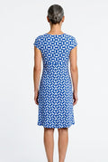 Ein elegantes Fox JOLIVA Kleid von Boutique Pepita, aus leichter Stoff mit floralem Muster, perfekt für den Sommer.