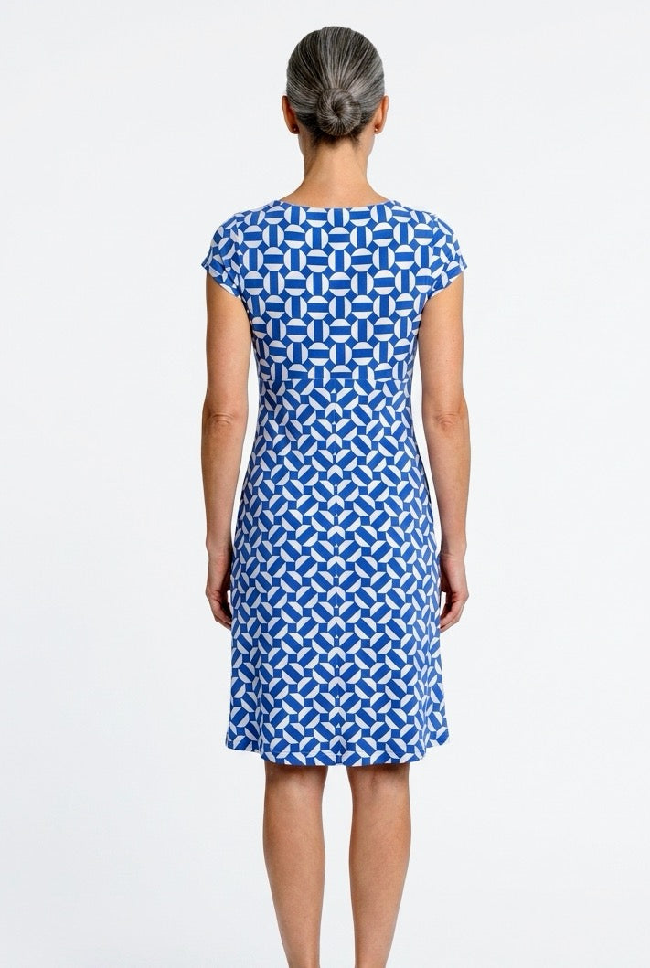 Ein elegantes Fox JOLIVA Kleid von Boutique Pepita, aus leichter Stoff mit floralem Muster, perfekt für den Sommer.
