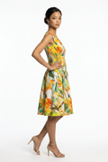 Elegantes grünes Fox Kleid UNGANA von Boutique Pepita mit floralem Muster, perfekt für Sommer- und Festtage.