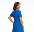 Dunkelblaues Fox-Kleid KYROBAO von Boutique Pepita, ausgestelltes Kleid mit Blumenmuster und eleganten Trägern.