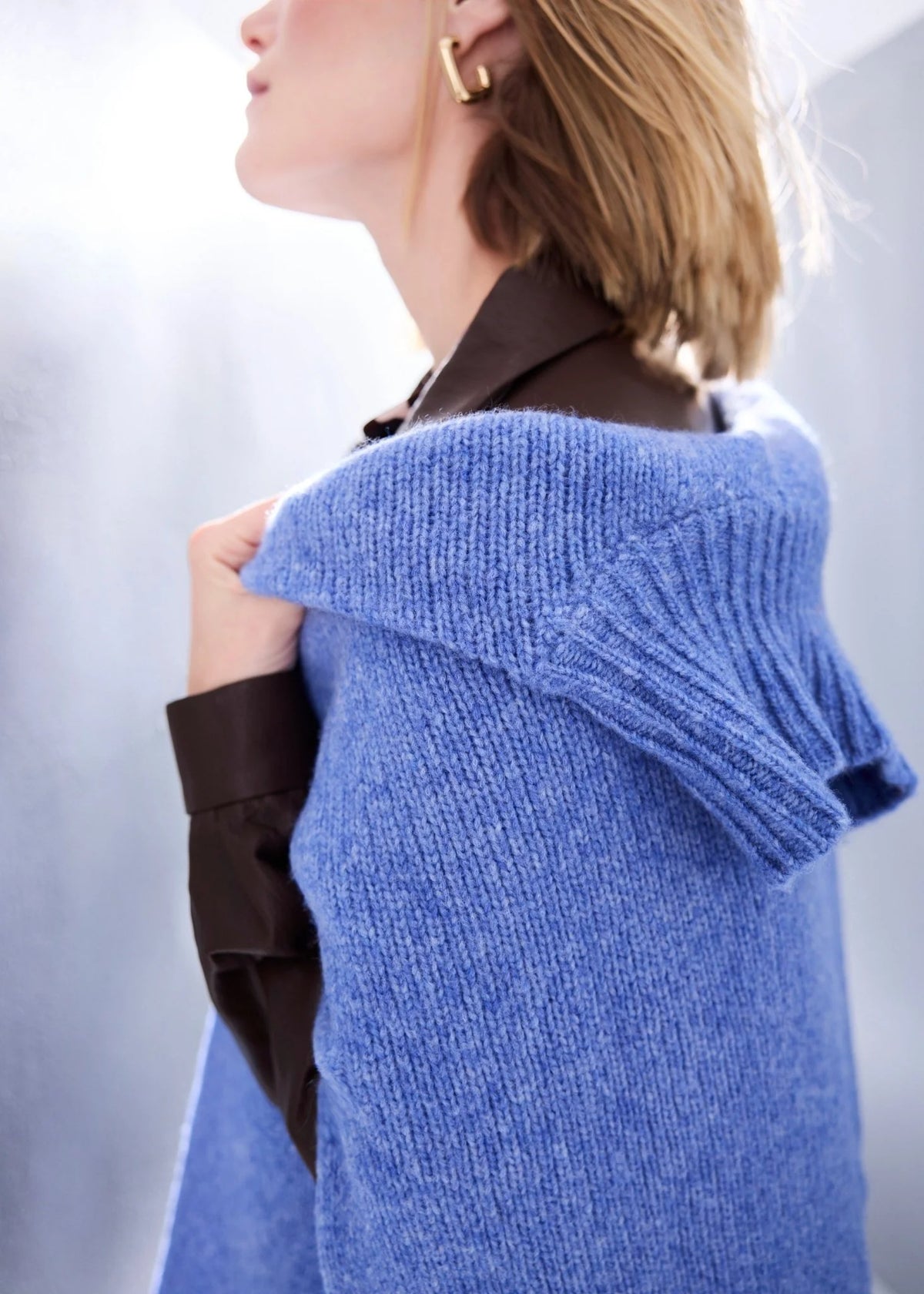 Fox's Strickpullover DEROLY in Blau, Seitenansicht, Boutique Pepita Hamburg