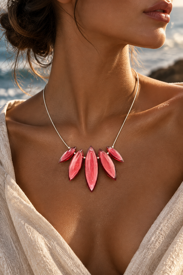 Handgefertigte Muschel- und Harz-Halskette von Boutique Pepita, elegantes Schmuckstück mit natürlichen Materialien.