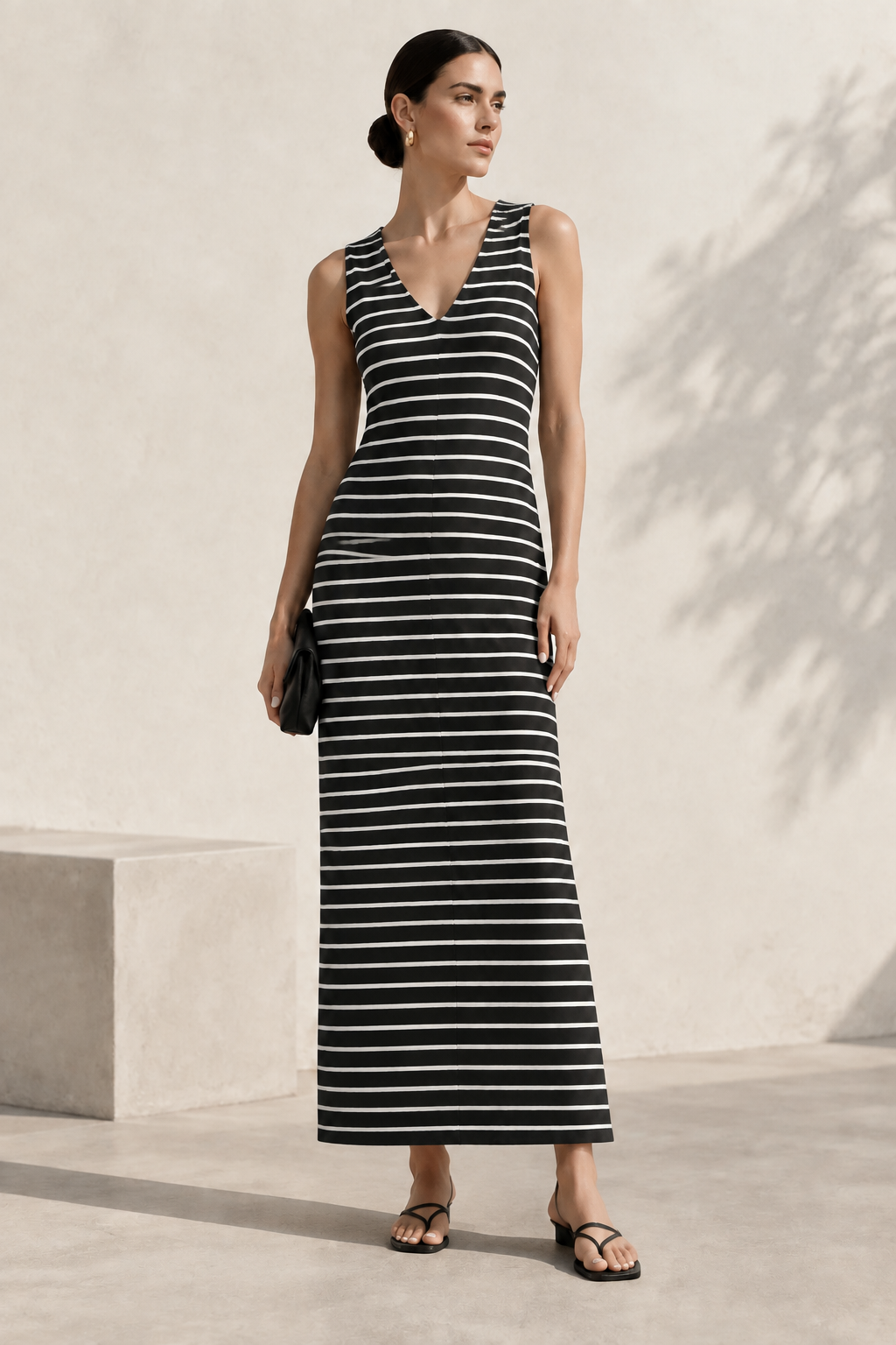 Weißes, ärmelloses LANIUS Maxikleid aus Bio-Baumwolle mit tiefem V-Ausschnitt, nachhaltiges GOTS-zertifiziertes Damenkleid