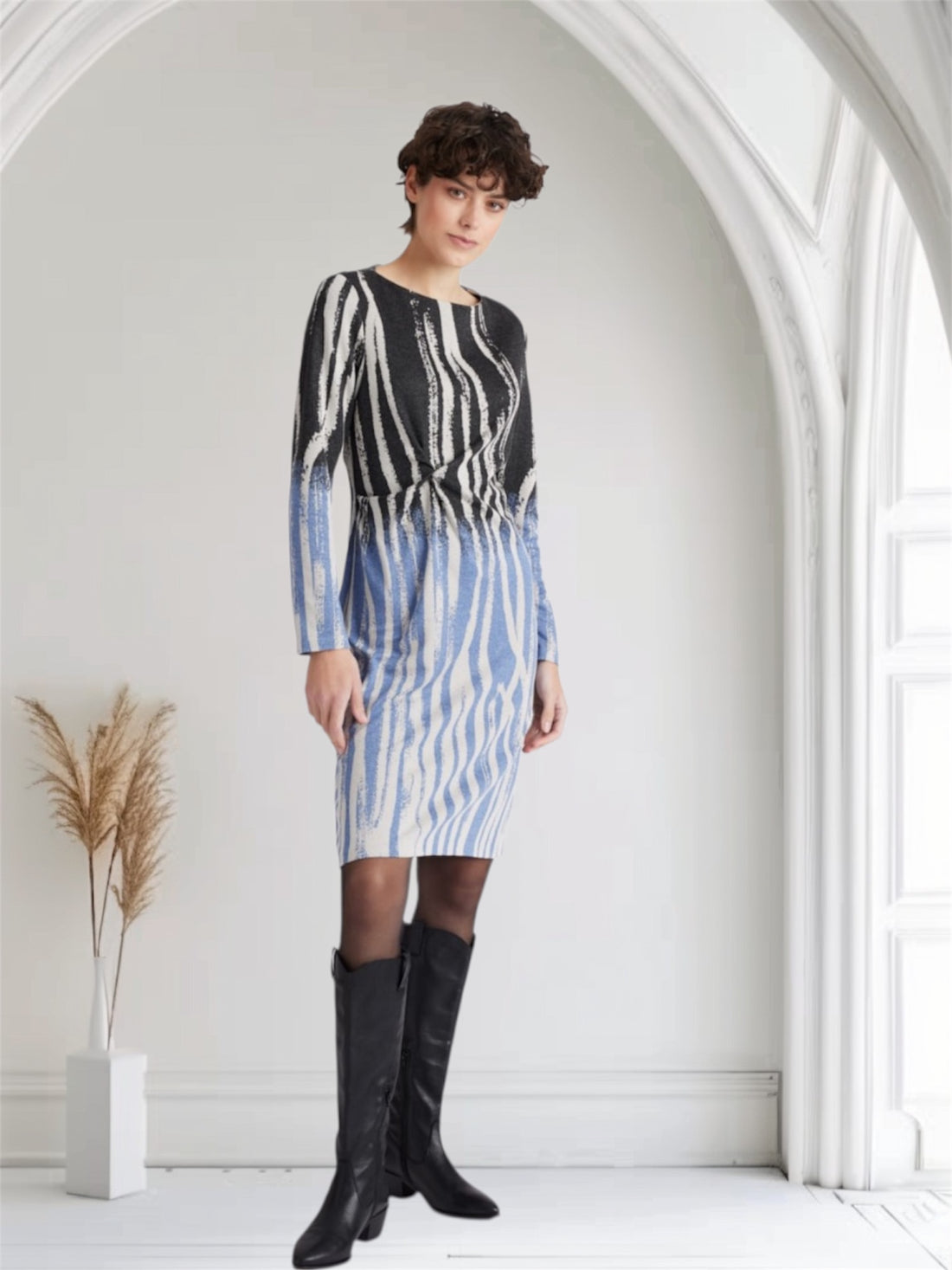 Fox's Etuikleid QUUU in Beige - Damenkleid mit U-Boot-Ausschnitt von Boutique Pepita