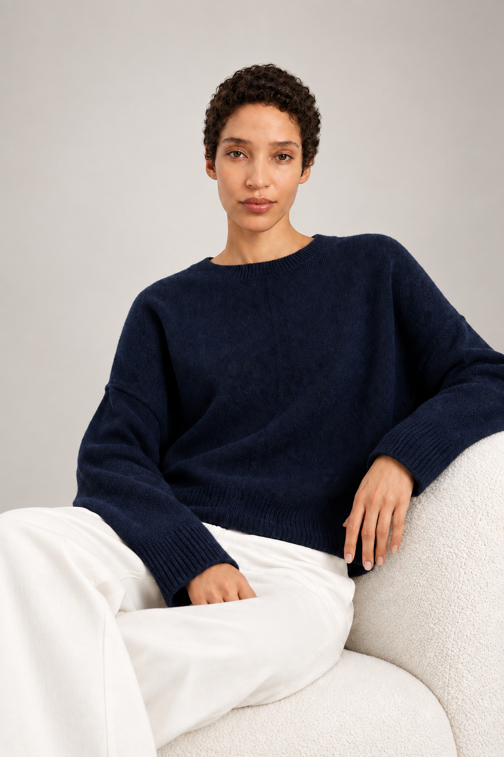LANIUS Oversized Rundhalspullover aus GOTS-zertifizierter Bio-Schurwolle und Bio-Baumwolle, weich und bequem.
