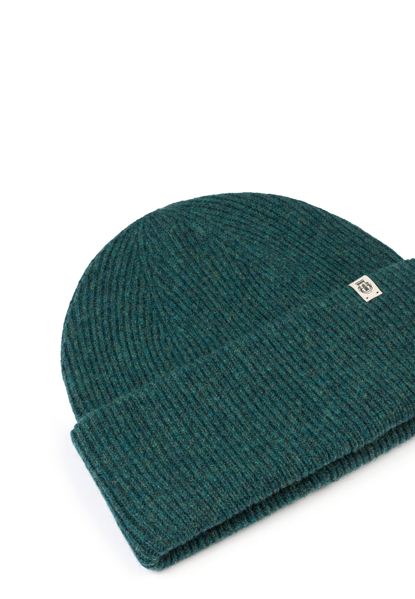 ROECKL Manhattan Mütze aus feiner RWS-Merinowolle in Emerald Grün, schräg von der Seite, warmes und stilvolles Accessoire